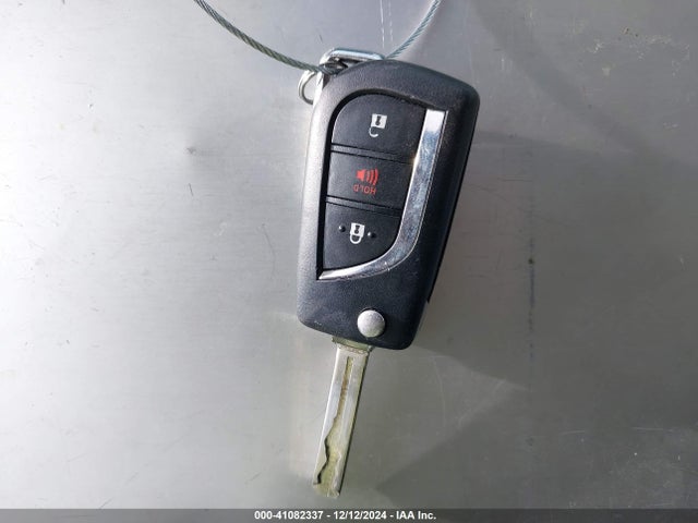 2T3F1RFV2KW060438 Toyota RAV4 LE