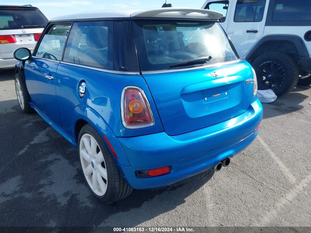 2010 MINI COOPER S WMWMF7C5XATW89235 Photo 2