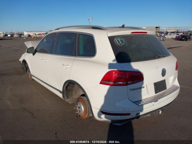 2011 VOLKSWAGEN TOUAREG WVGFK9BP4BD005745 Photo 2