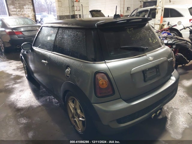 2007 MINI COOPER S WMWMF73587TT84468 Photo 2