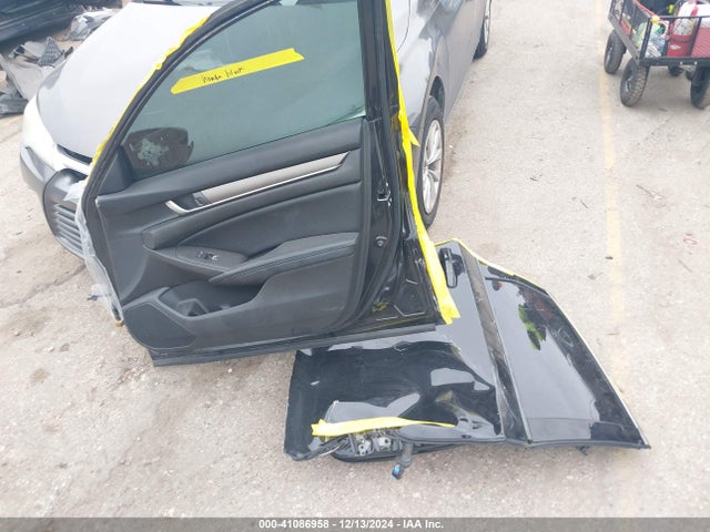 Honda ACCORD LX 2018 1HGCV1F1XJA150523 Image 11