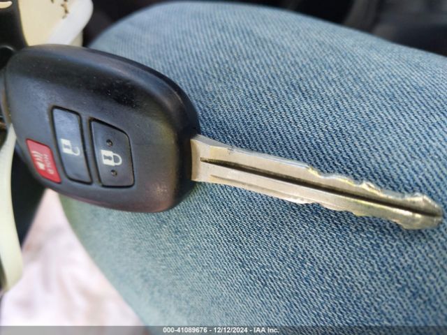 JTDKDTB3XF1094588 Toyota Prius C One