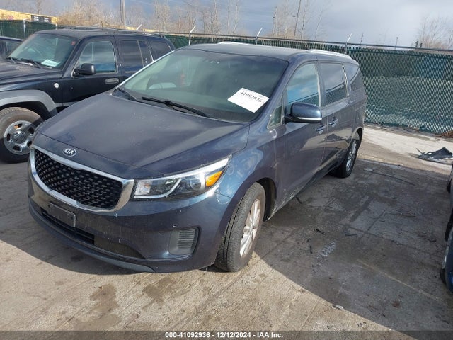 KIA SEDONA LX 2017 KNDMB5C16H6290783 Image 2