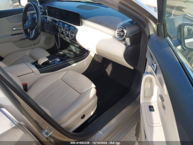 WDD3G4EB9KW020098 Mercedes-Benz A 220