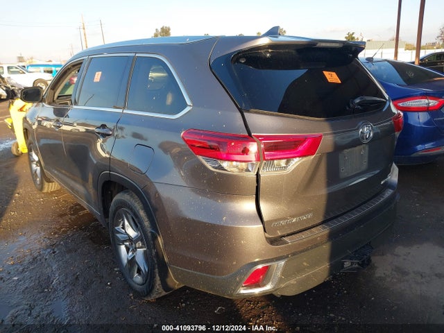 Toyota Highlander Limited Platinum 2018 5TDDZRFH7JS490525 Image 3
