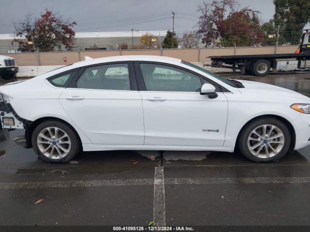 3FA6P0LU7KR113084 Ford Fusion Hybrid Se