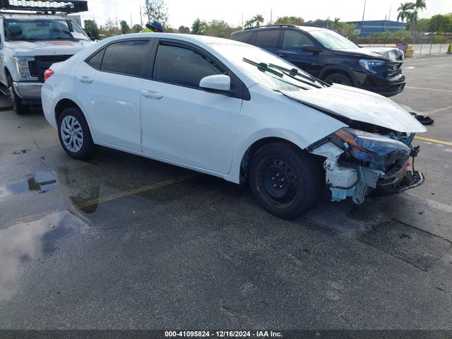 Toyota COROLLA LE 2018 5YFBURHE8JP850273 Image 1