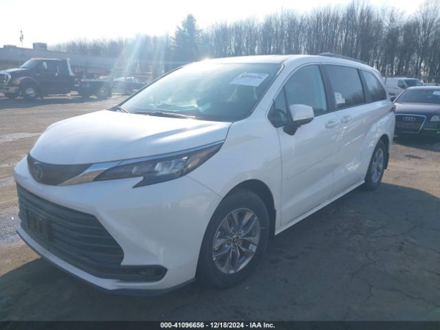 5TDBSKFC9RS138713 Toyota SIENNA LE