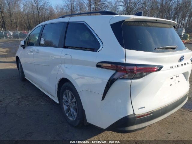5TDBSKFC9RS138713 Toyota SIENNA LE