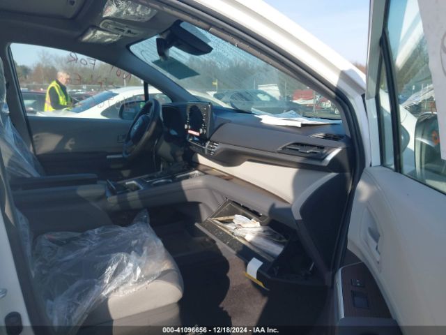 5TDBSKFC9RS138713 Toyota SIENNA LE