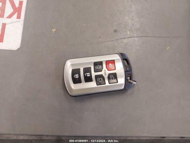 5TDYZ3DC6HS801037 Toyota Sienna Xle 8 Passenger