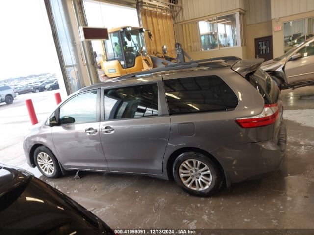 5TDYZ3DC6HS801037 Toyota Sienna Xle 8 Passenger