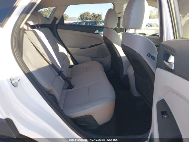 KM8J2CA41LU160964 Hyundai TUCSON SE