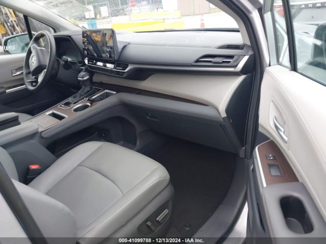 5TDYRKEC9RS200201 Toyota SIENNA XLE