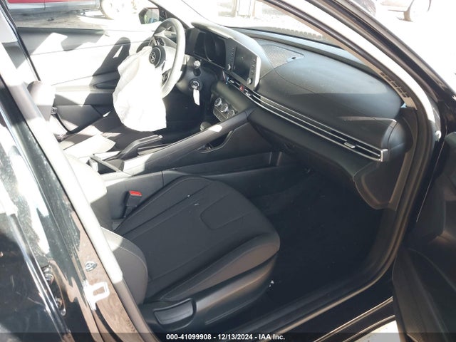 KMHLL4AG5MU195451 Hyundai ELANTRA SE
