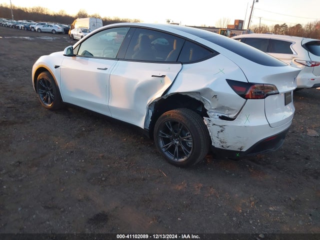 2024 TESLA MODEL Y 7SAYGDEE9RF180607 Photo 2