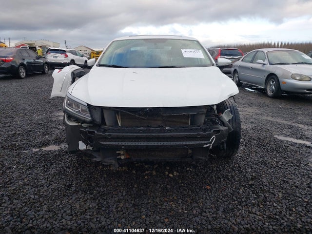 1VWBT7A35HC025257 Volkswagen Passat 1.8t Se