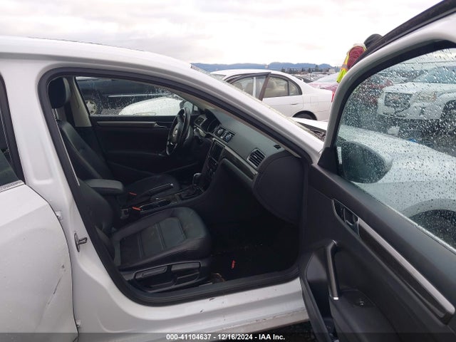 1VWBT7A35HC025257 Volkswagen Passat 1.8t Se