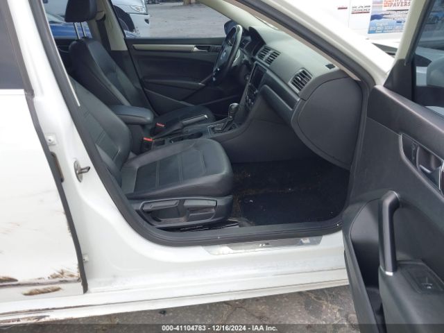 1VWDT7A31HC016516 Volkswagen Passat 1.8t R-line