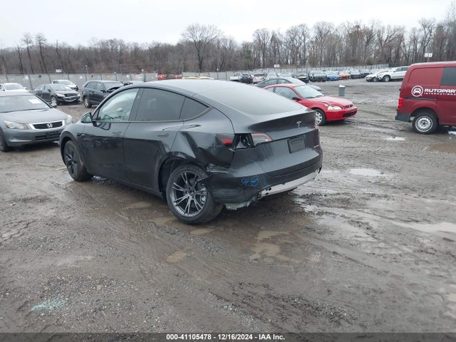 2024 TESLA MODEL Y 7SAYGDEE6RA329410 Photo 2