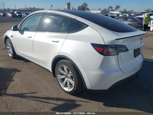 2023 TESLA MODEL Y 7SAYGDEE8PA074272 Photo 2