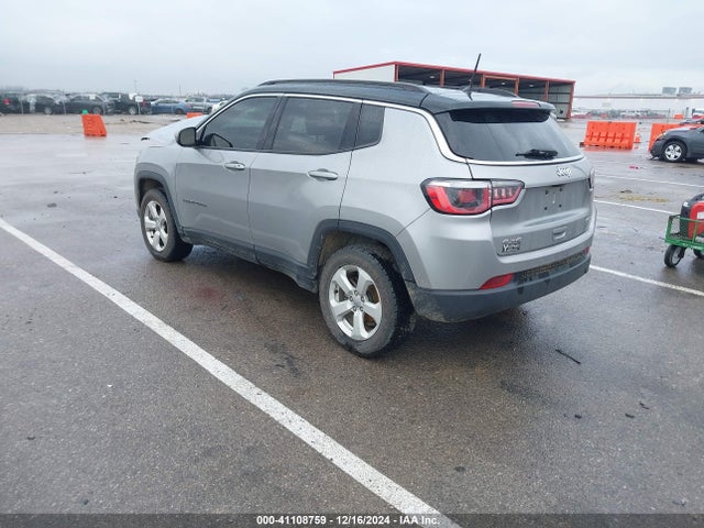 Jeep Compass Latitude 4x4 2018 3C4NJDBBXJT485065 Image 3