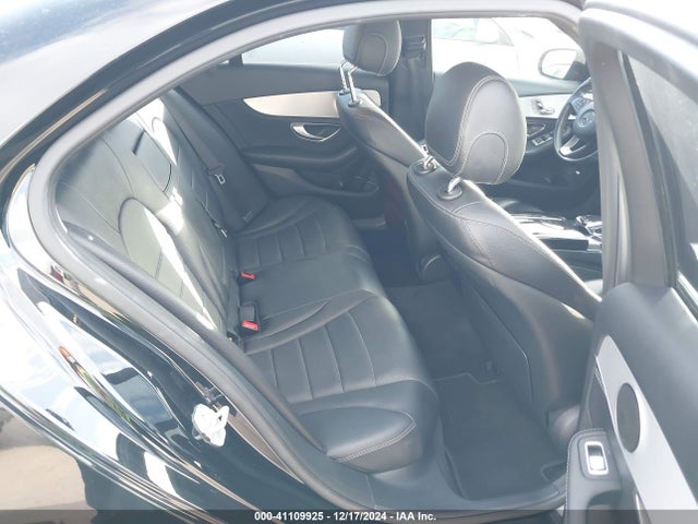 55SWF4JB3FU053008 Mercedes-Benz C 300 Luxury/sport