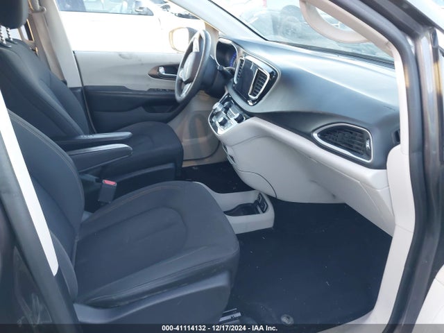 2C4RC1DGXHR723156 Chrysler Pacifica Touring