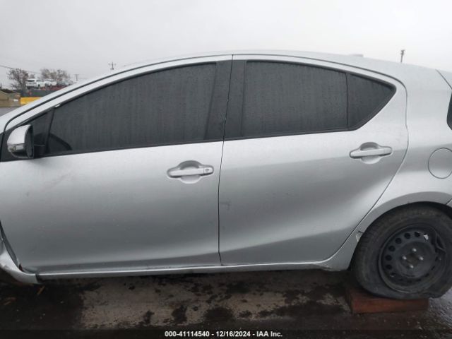 JTDKDTB3XG1122309 Toyota Prius C Two