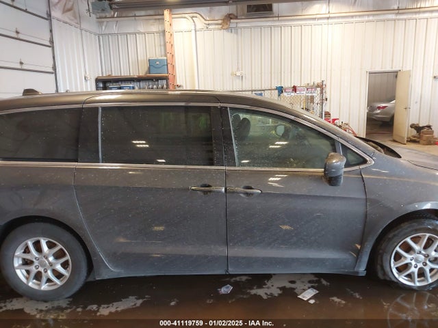 2C4RC1CGXLR233228 Chrysler Voyager Lx