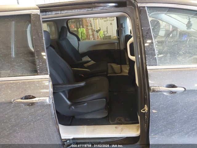 2C4RC1CGXLR233228 Chrysler Voyager Lx