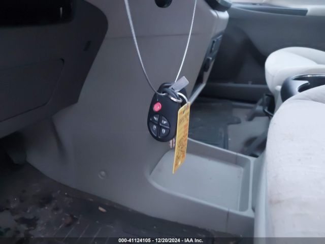 5TDJK3DC8FS118050 Toyota Sienna Le 7 Passenger