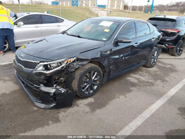 KIA Optima S 2018 5XXGT4L30JG246775 Image 2