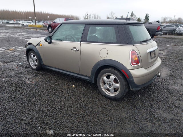 2009 MINI COOPER WMWMF335X9TW75064 Photo 2