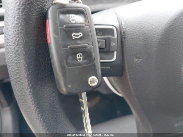 1VWAT7A32FC002219 Volkswagen Passat 1.8t S