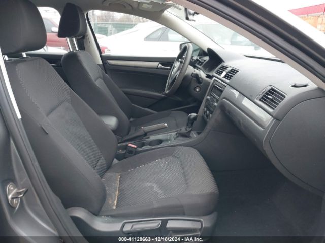 1VWAT7A32FC002219 Volkswagen Passat 1.8t S