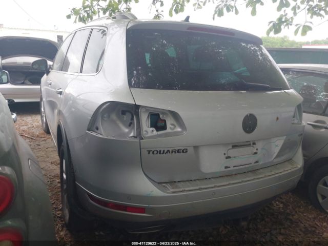 2011 VOLKSWAGEN TOUAREG WVGFK9BP4BD003462 Photo 2