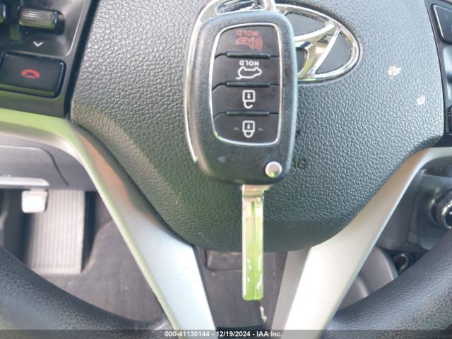 KM8J3CA4XHU583952 Hyundai TUCSON SE
