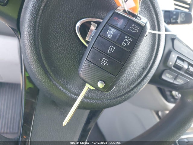 KIA SEDONA LX 2016 KNDMB5C17G6132497 Image 11