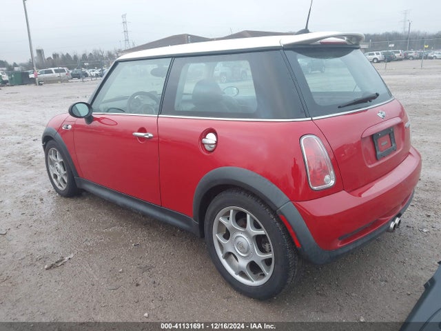 2006 MINI COOPER S WMWRE33576TG99751 Photo 2