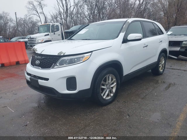 KIA SORENTO LX 2014 5XYKT3A61EG528832 Image 2