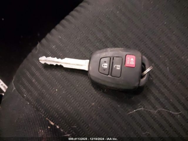 JTMBFREV5JJ251107 Toyota RAV4 LE