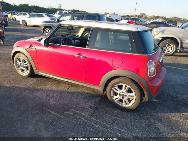 2011 MINI COOPER WMWSU3C50BT097155 Photo 2