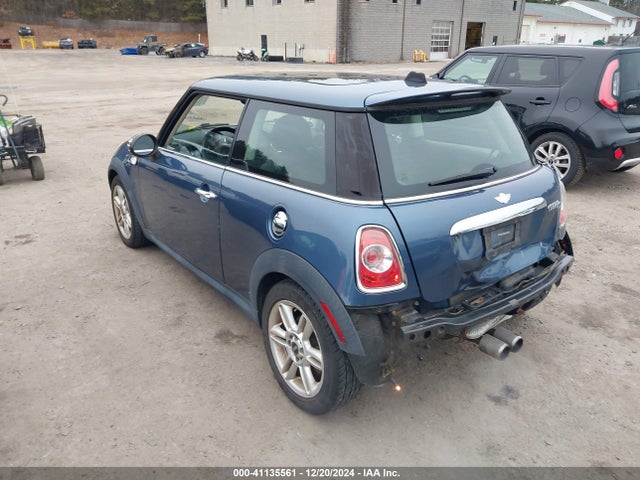 2011 MINI COOPER S WMWSV3C56BTY11030 Photo 2