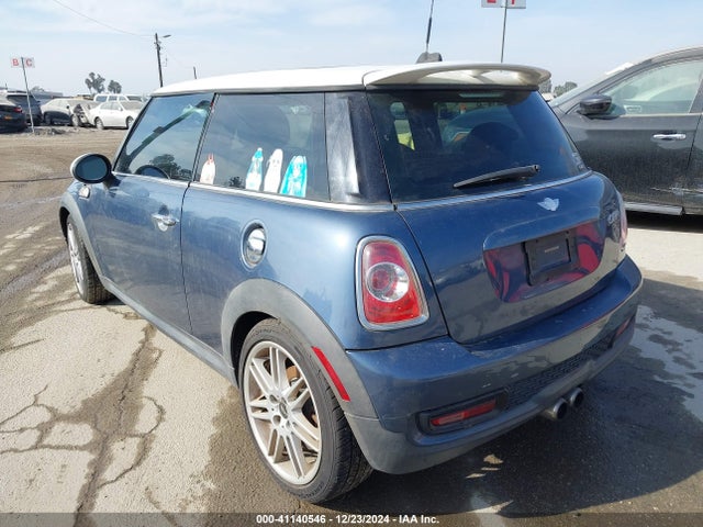 2011 MINI COOPER S WMWSV3C50BTY15560 Photo 2