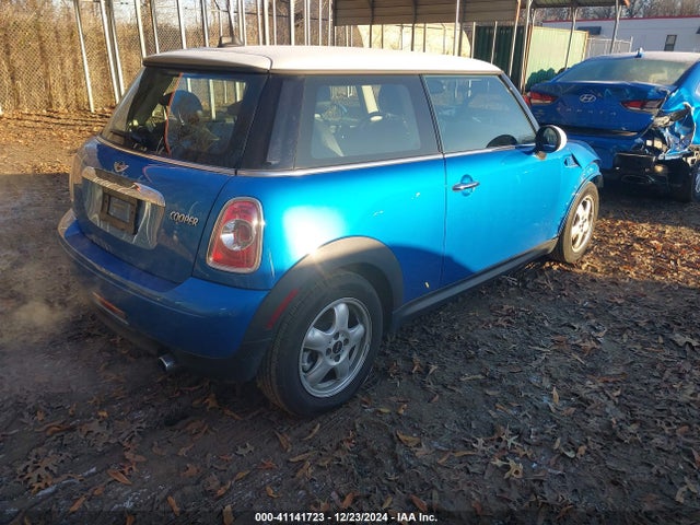 2011 MINI COOPER WMWSU3C50BT253629 Photo 3