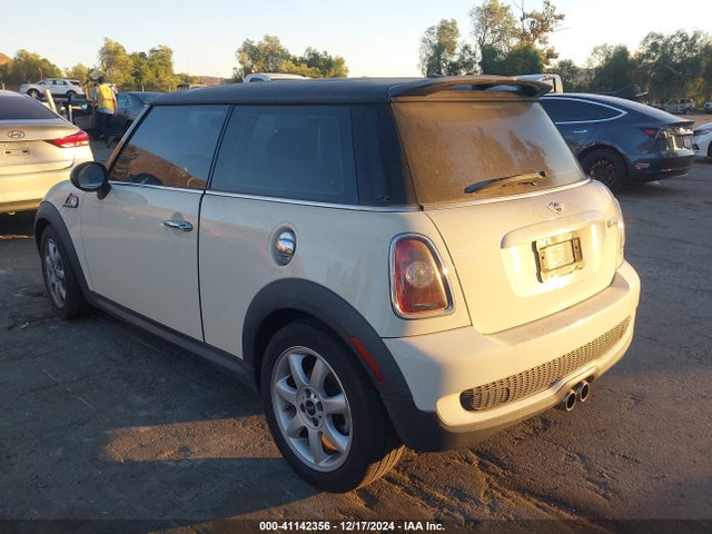 2010 MINI COOPER S WMWMF7C57ATW89340 Photo 2