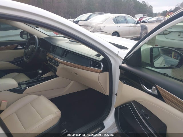 KNALC4J13H5072275 KIA Cadenza Technology