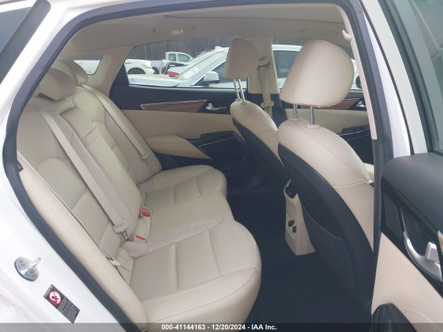 KNALC4J13H5072275 KIA Cadenza Technology