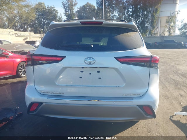 Toyota Highlander Platinum 2022 5TDFZRAH4NS125550 Image 17